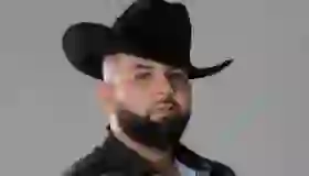 Carín León: "De Compás" se convierte en himno LGBTQI+
