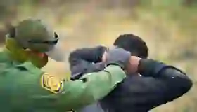 Detención de migrantes mexicanos en la frontera de Arizona
