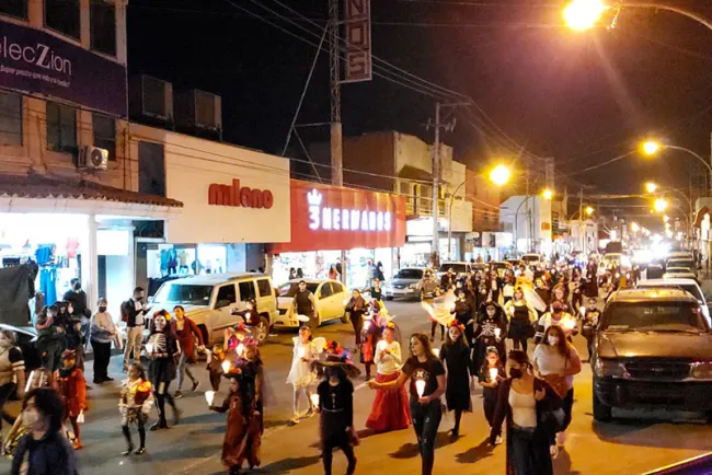 Desfilan catrinas por calles de Nogales