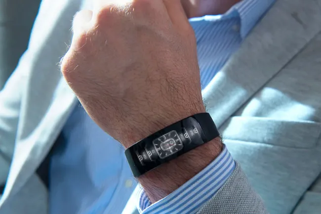 Presenta Unison pulsera para detectar casos de Covid-19