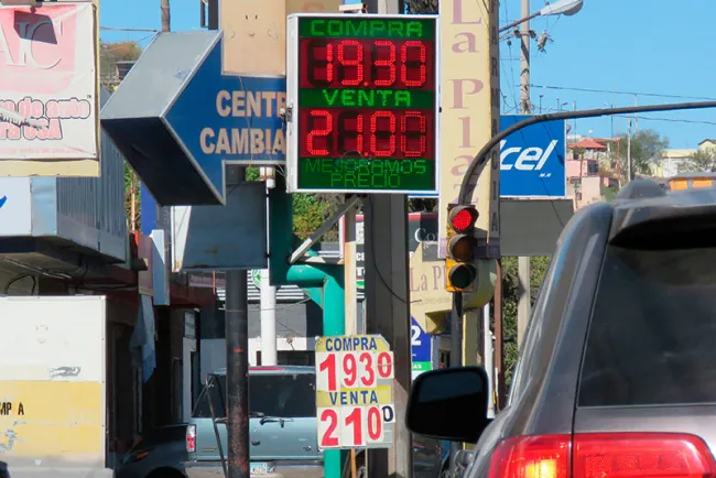 “Vuela” el dólar sobre el peso