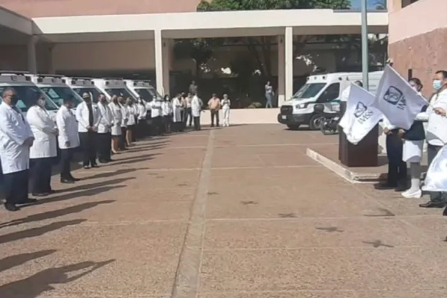 Recibe IMSS 45 ambulancias