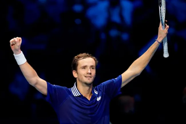 Medvedev vence a Zverev y sigue invicto en el Masters ATP