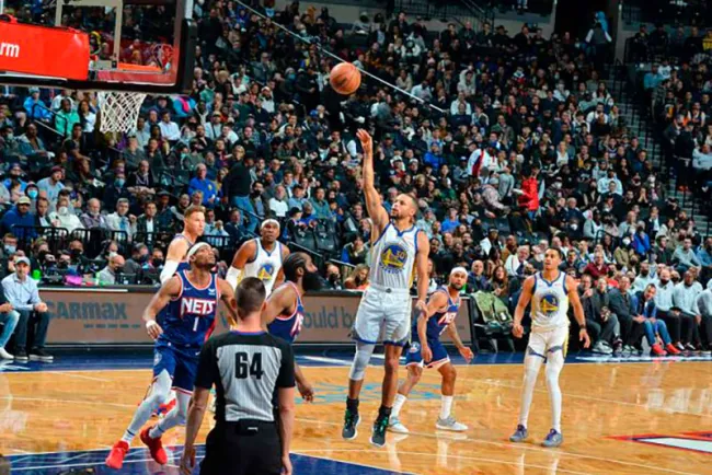 Warriors y Curry arrollan a los Nets de Durant