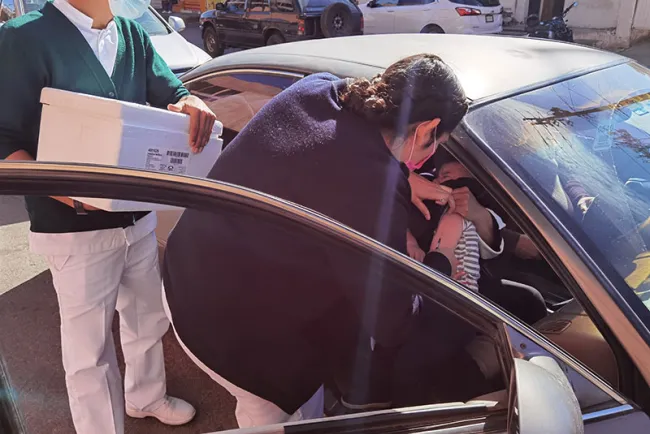 Vacunan en auto a nogalenses