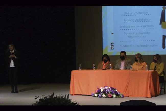 Realizan foro por las mujeres