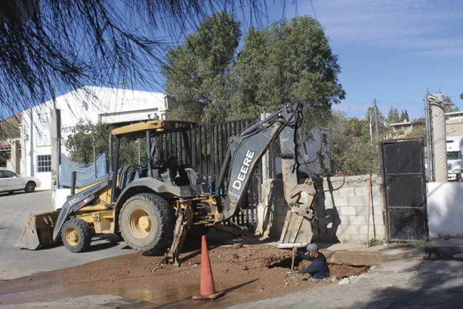 Atienden reportes de fugas de agua