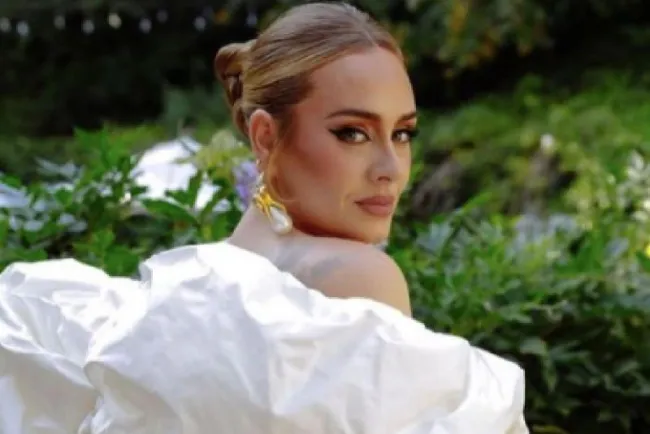 Adele encabeza rankings británicos de música por canción y disco