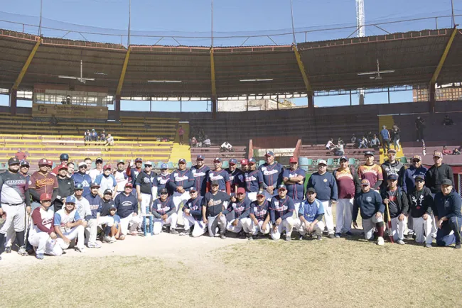 Juegan beisbol con causa