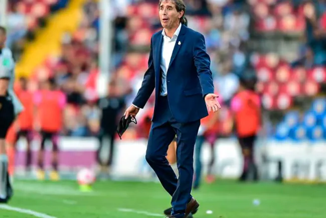 Guillermo Almada deja de ser técnico de Santos Laguna