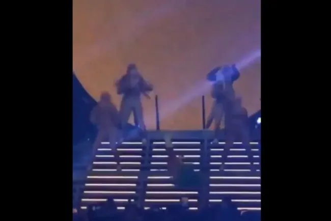 Karol G cae estrepitosamente en el escenario en pleno concierto