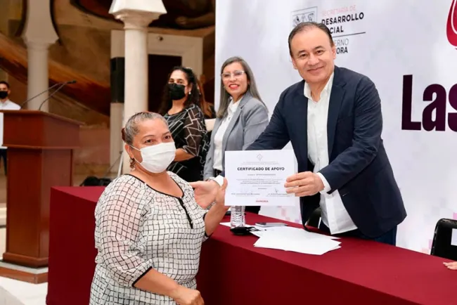 Entrega ADM apoyos a jefas madre de familia