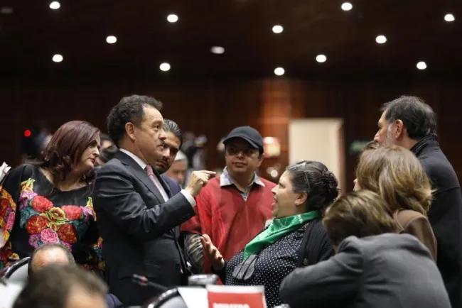 Morena pide a oposición ‘abrir bien los ojos’ para ver los logros de este gobierno