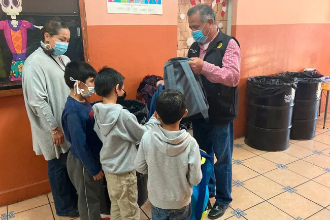 Apoyan Rotarios a alumnos para regreso a clases