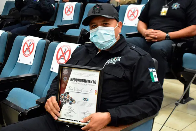 Reconocen al Policía del Mes