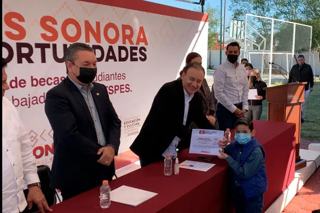 Entrega ADM becas a hijos de trabajadores del Sutspes