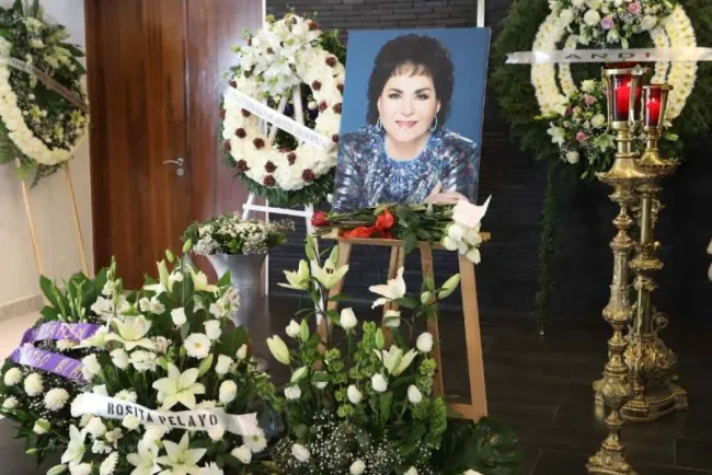 Entre lágrimas, familiares y amigos despiden a Carmen Salinas