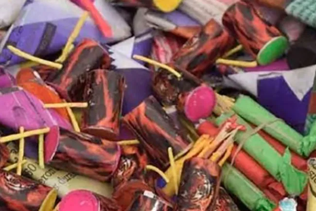 Denuncian venta clandestina de cuetes