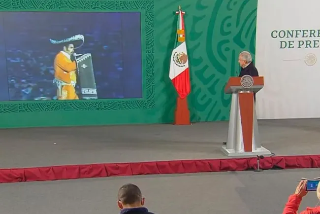 Con 'Volver, volver' de Vicente Fernández, López Obrador termina su mañanera