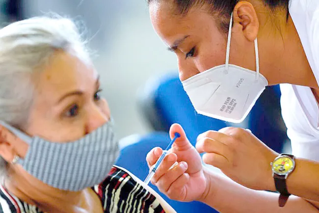 Inician con vacuna de refuerzo