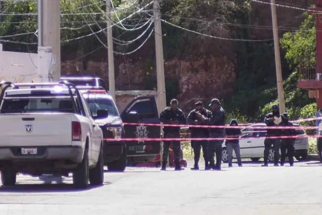 Abandonan en Hidalgo auto con dos cuerpos; presentaban huellas de tortura