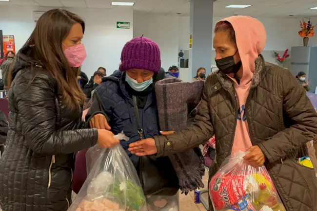 Apoya DIF con cenas navideñas a familias