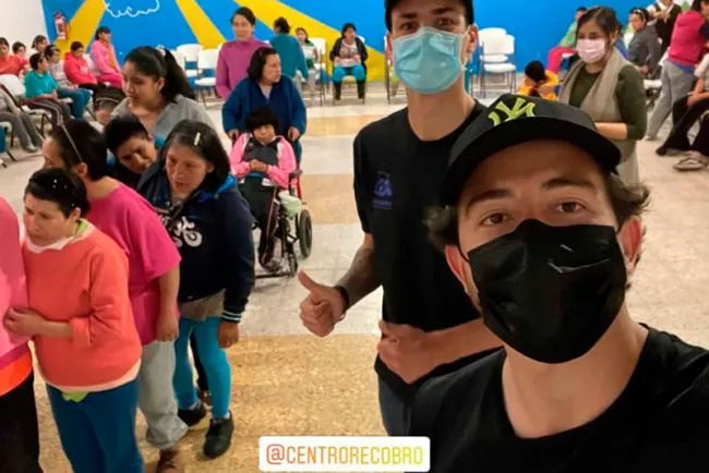 Mozo y Dinneno donan regalos a albergue