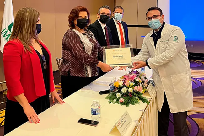 Premia IMSS a personal médico y administrativo