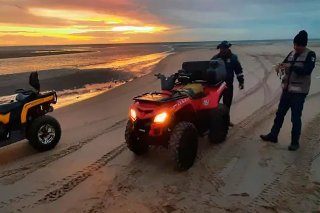 Buscan a joven pescador que se hundió en Bahía de Kino
