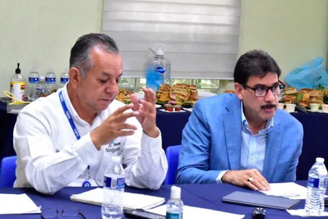 Atienden asueto 15 mil empleados