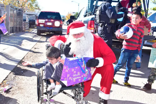 Hacen policías felices a niños