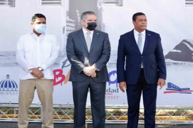 Neney Cabrera entrega 50 mil galones de pintura para el programa 'Pinta tu Barrio'