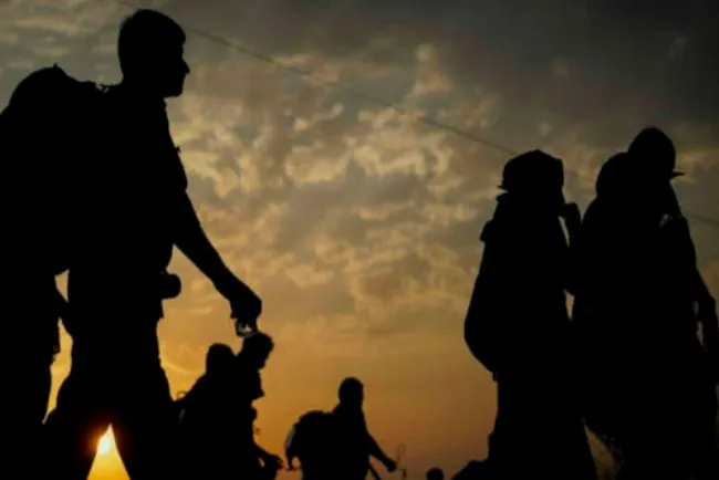 Esperan a cientos de migrantes