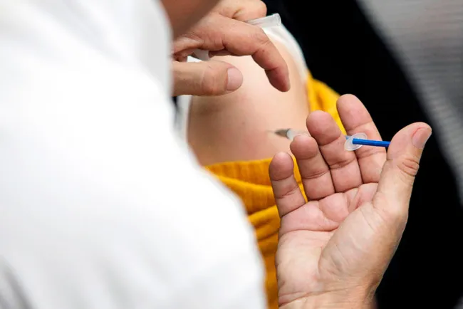 Vacunaran a profesores y empleados del sector Salud