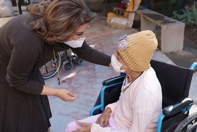 Unen esfuerzos a favor de personas adultas mayores