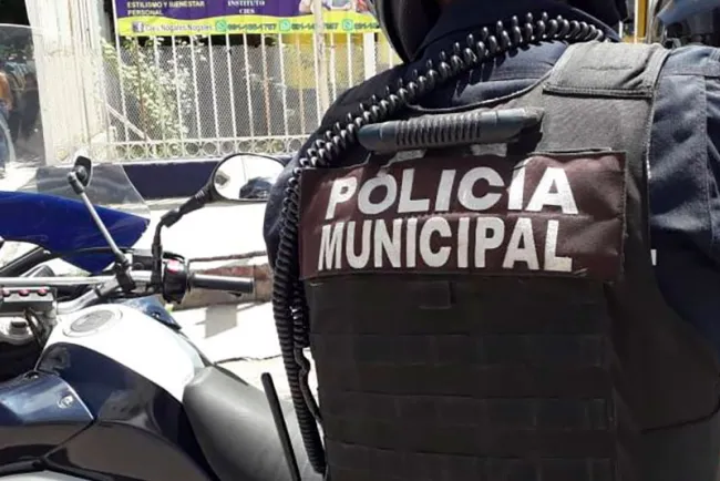 Agrede conductor a oficial de Tránsito que lo iba a multar