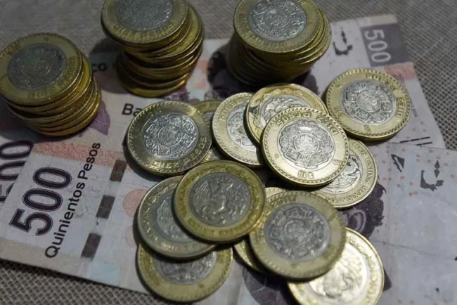 En último día del año, el peso avanza ante un menor nerviosismo por Ómicron