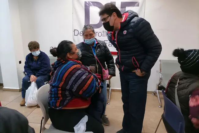 Entregan apoyos a familias vulnerables