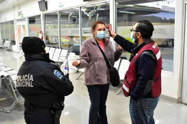 Revisa salud a pasajeros en centrales camioneras