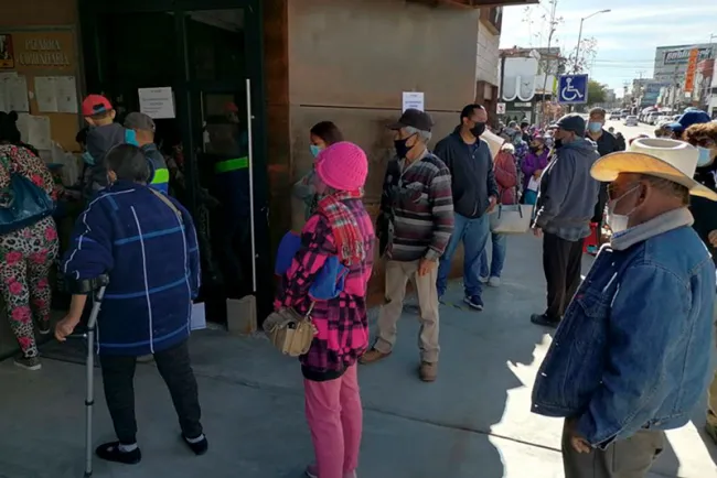 Acuden adultos mayores a pagar predial oportunamente