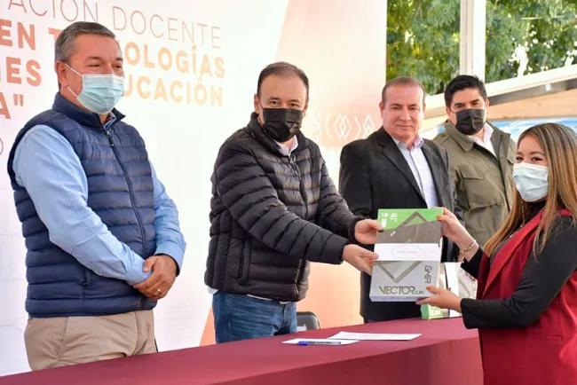 Apoya Gobernador a profesores sonorenses