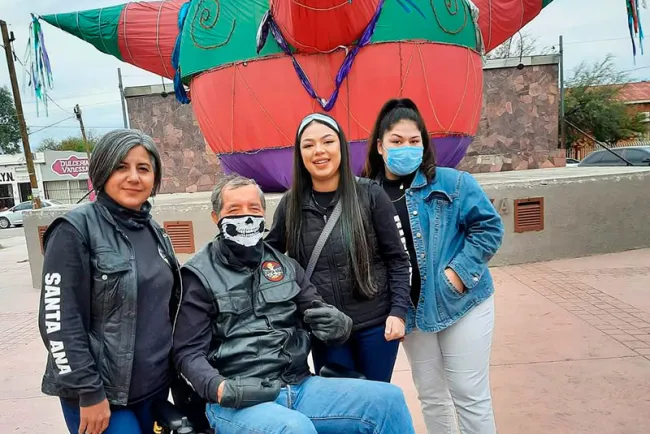 Donan motociclista silla de ruedas en Santa Ana