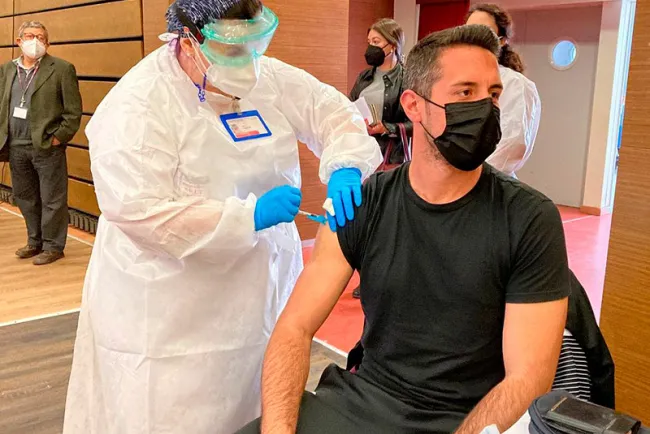 Aplicarán vacuna Moderna a profesores