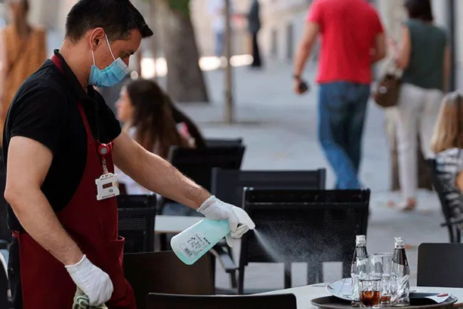 Disminuyen restaurantes aforo por virus