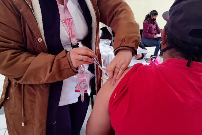 Reciben profesores vacuna de refuerzo contra Covid