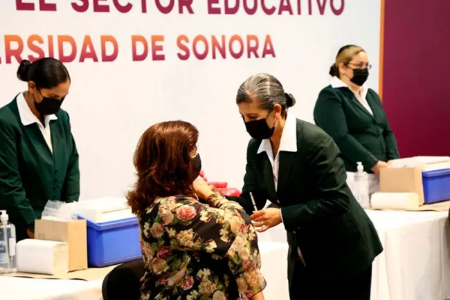 Docentes y extrabajadores recibirán vacuna: SEC