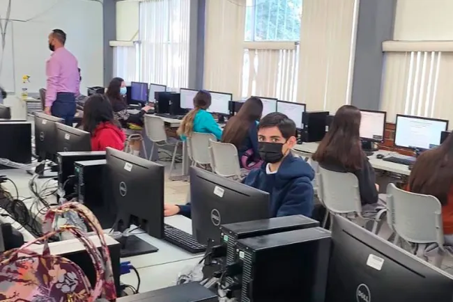 Destaca Cobach en examen Planea