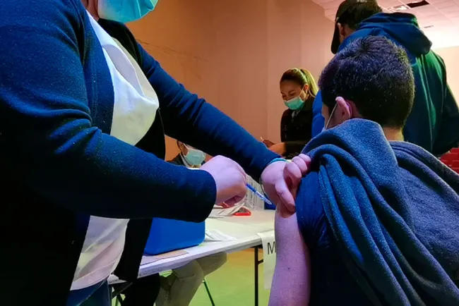 Aplican refuerzo a jóvenes menores