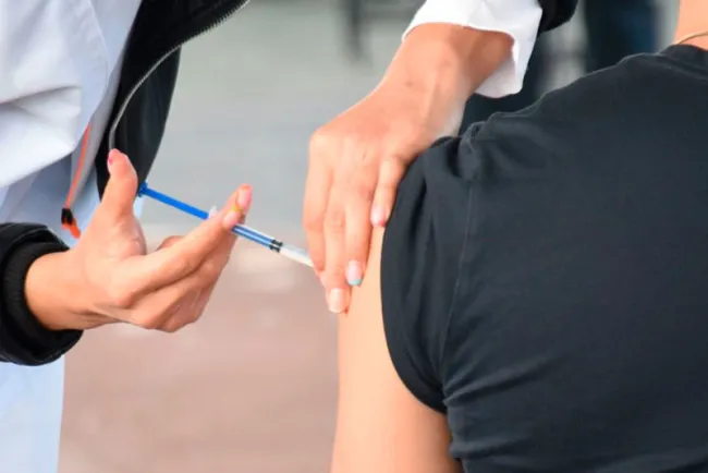 México inicia ensayos para usar vacuna Moderna como refuerzo; facilitará viajes a EU