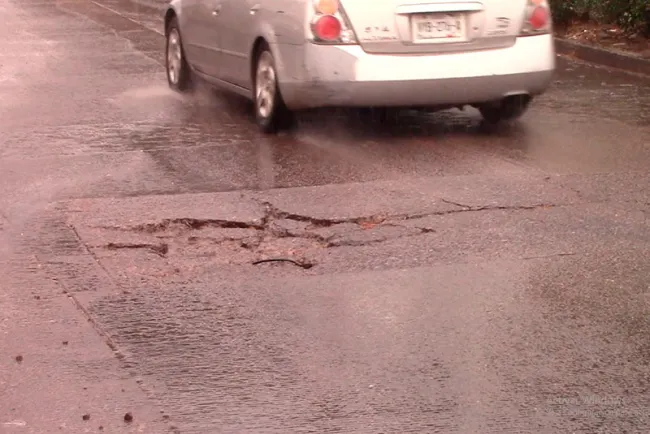 Denuncian conductores mega bache